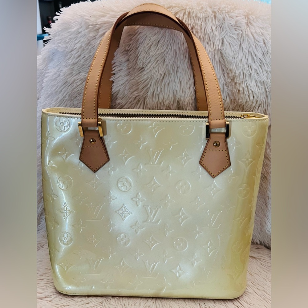 ⭐️Authentic Louis Vuitton Vernis Houston Tote in Perle, with COA